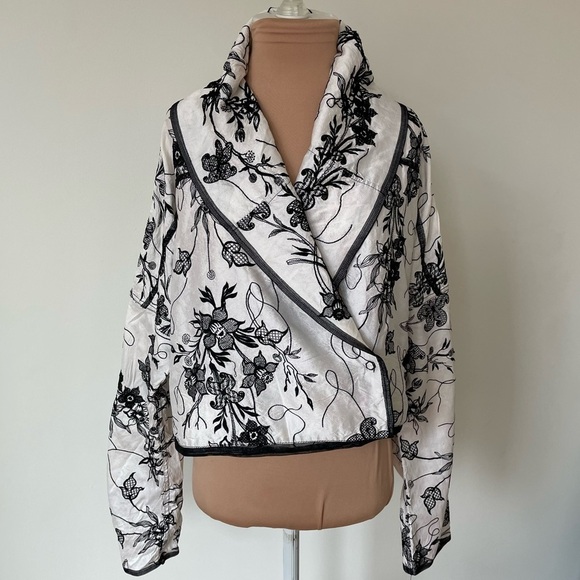 Absolut by Zebra White Silk Black Floral Embroidered Lagenlook Jacket EUC 3/XL - Picture 1 of 10